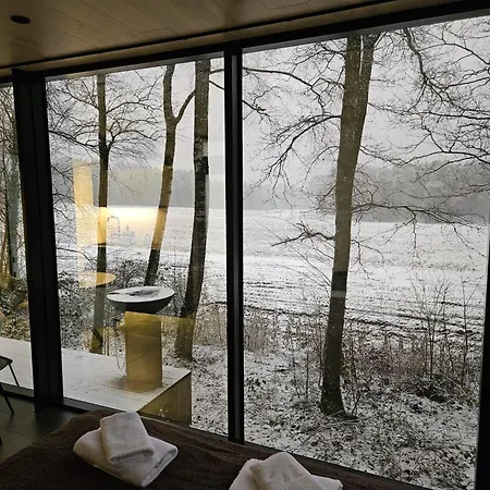 בית נופש Tiny Mirror House - Luxe Oeoed